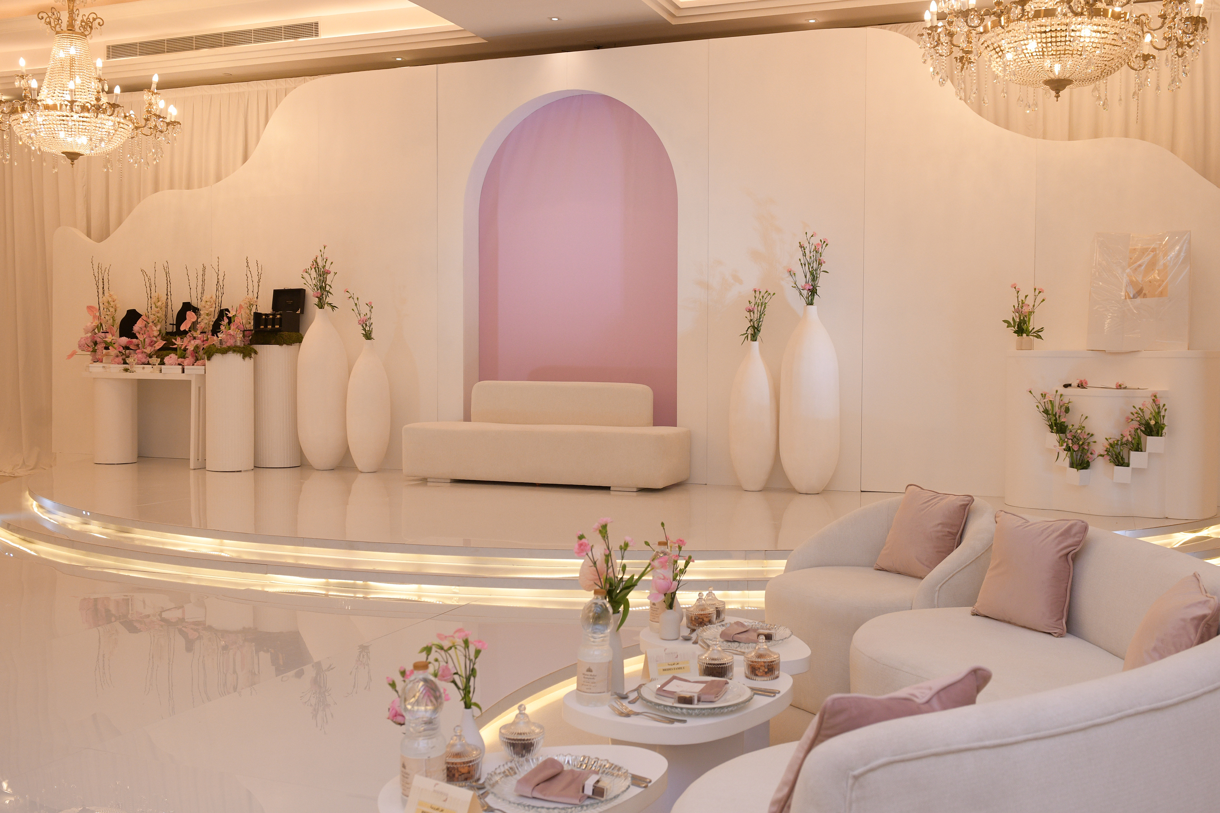 خدمات تأجير الديكور والقطع